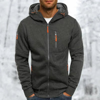 Donkergrijze gemêleerde hoodie met oranje ritstrekkers en capuchon met trekkoord, gedragen door een man in een winterse omgeving. 9