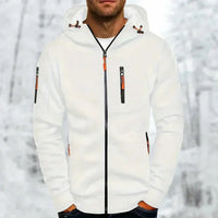 Man in de witte hoodie met oranje ritstrekkers en zwarte rits, borstzakje en mouwzakje zichtbaar, tegen een sneeuwachtergrond. 3