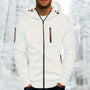 Man in de witte hoodie met oranje ritstrekkers en zwarte rits, borstzakje en mouwzakje zichtbaar, tegen een sneeuwachtergrond. 3