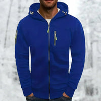 Man draagt de koningsblauwe hoodie met limoengroene ritstrekkers, dichtgeritst voorzijde met borstzakje, voor een besneeuwde achtergrond. 1