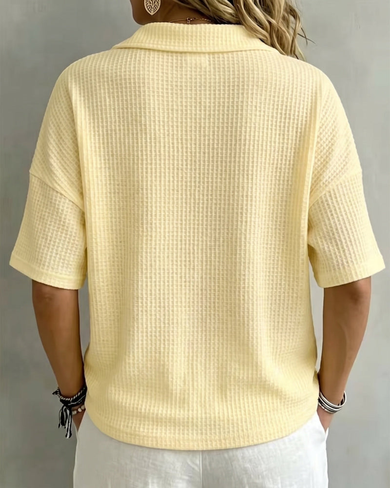 Achterkant van het lichtgele wafelpoloshirt met kraag en korte mouwen, gedragen door een model 3