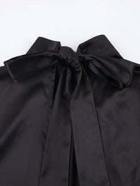 Loïs Satin Kleid | Mit wunderschöner Schleife und offenem Rücken
