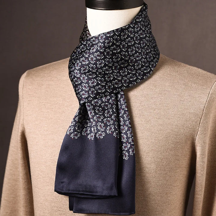 Marineblauwe sjaal met klein paisleypatroon en effen onderkant, gedrapeerd om een pop met beige trui. 26