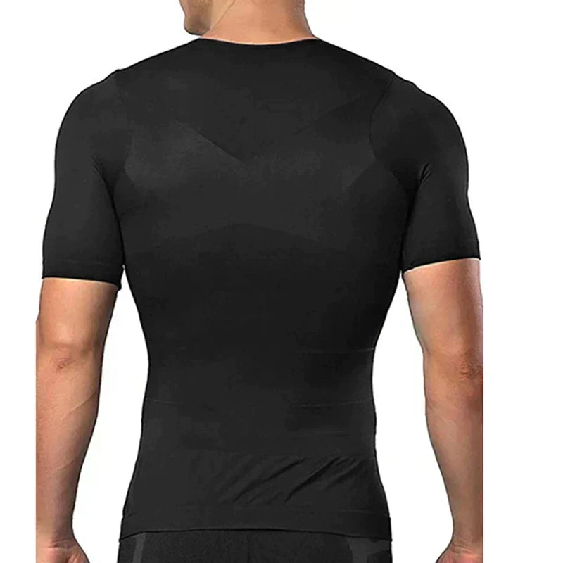 Man gezien van achteren draagt het zwarte shirt dat strak om schouders en rug sluit. 5