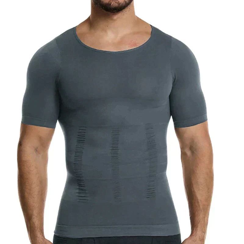 Man draagt het grijze shirt met korte mouwen, de geribbelde buikpanelen zijn van voren zichtbaar. 6