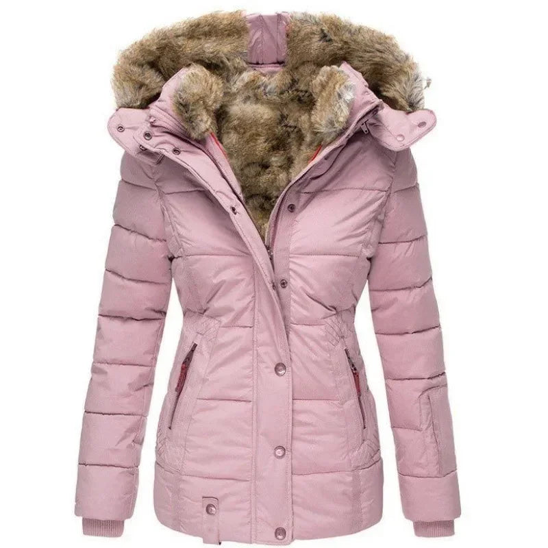 Roze gewatteerde winterparka, voorkant, capuchon met bruin nepbont, drukknopen langs de rits en gequilte mouwen. 8