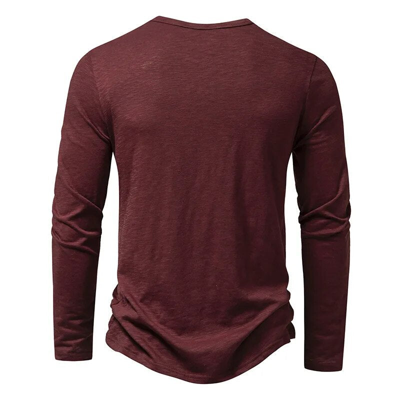 Achterkant van het bordeauxrode Henley-shirt met lange mouwen, met een effen rug en ronde halslijn. 13