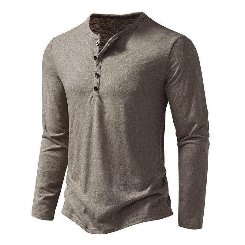 Taupe Henley-shirt met lange mouwen, schuin van voren gezien, met vier zwarte knopen aan de hals. 2