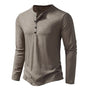 Taupe Henley-shirt met lange mouwen, schuin van voren gezien, met vier zwarte knopen aan de hals. 2
