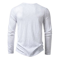 Achterkant van het witte Henley-shirt met lange mouwen, met een effen rug en ronde halslijn. 11