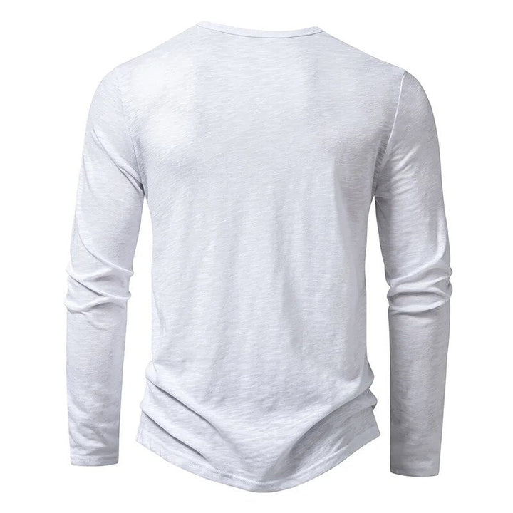 Achterkant van het witte Henley-shirt met lange mouwen, met een effen rug en ronde halslijn. 11