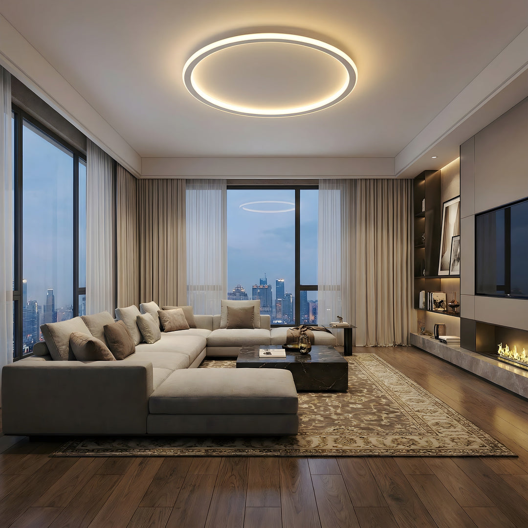 Brandende plafondlamp in een moderne woonkamer met grote ramen, stadsgezicht, lichte hoekbank, marmeren salontafel en open haard. 7