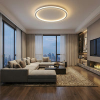 Brandende plafondlamp in een moderne woonkamer met grote ramen, stadsgezicht, lichte hoekbank, marmeren salontafel en open haard. 7