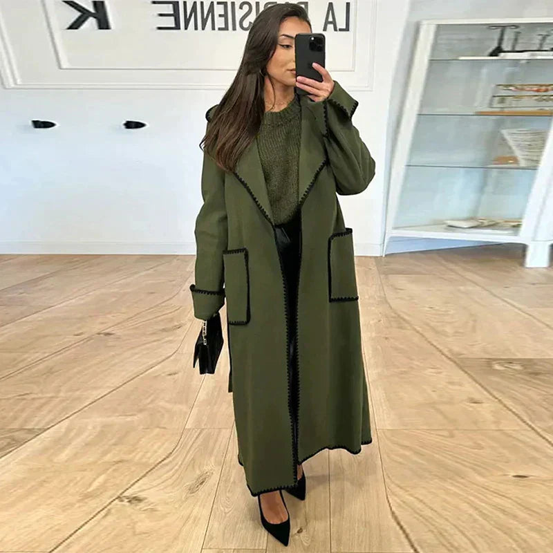 Langer Damenmantel mit kontrastierenden Nähten – Viviane