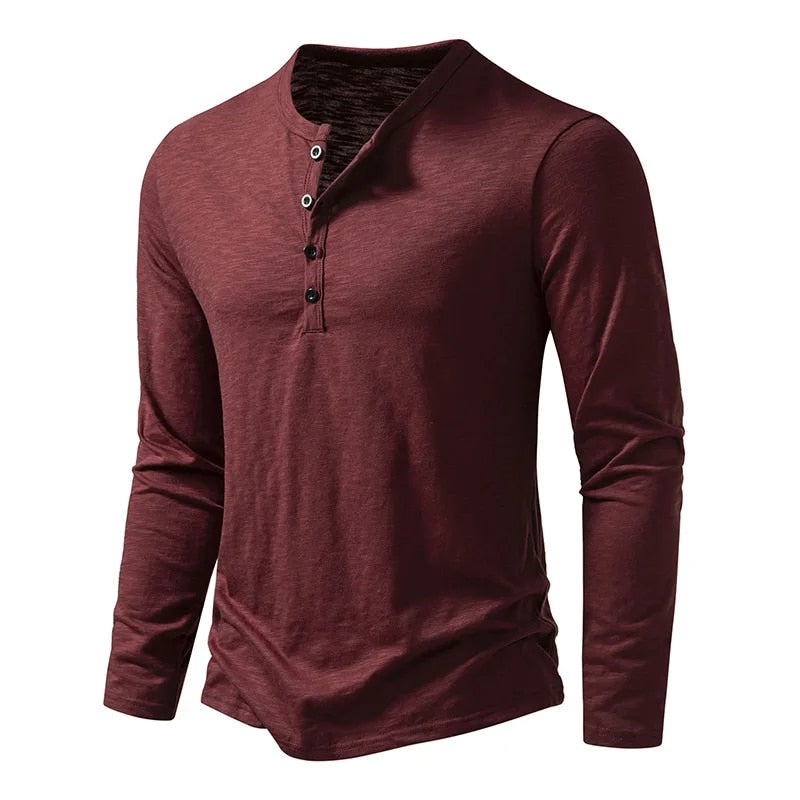 Bordeauxrood Henley-shirt met lange mouwen, schuin van voren gezien, met een knoopsluiting aan de hals. 12