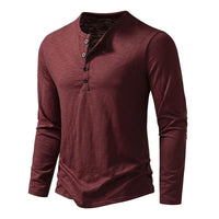 Bordeauxrood Henley-shirt met lange mouwen, schuin van voren gezien, met een knoopsluiting aan de hals. 12