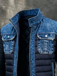 Bovenkant van de jack van voren, met opstaande denim kraag, twee knoopzakken op de borst en de gewatteerde voering zichtbaar bij de geopende rits. 3