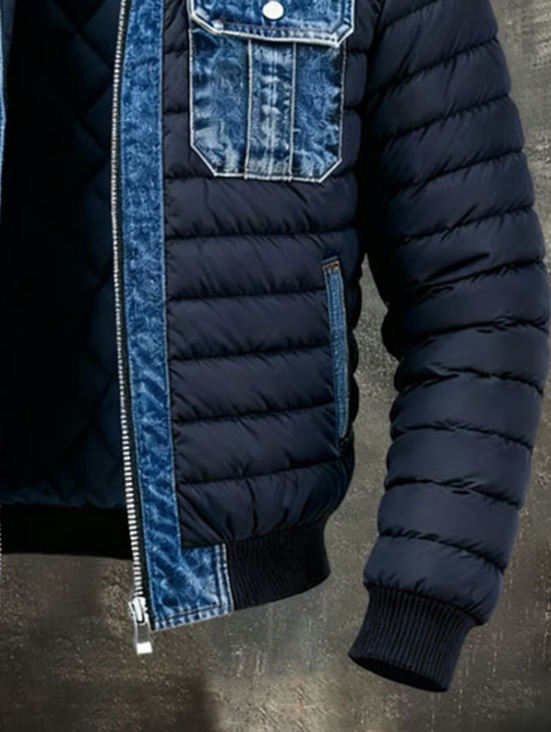 Onderste helft van de jack met ribboord aan zoom en mouw, borstzak, schuine zijzak met denim rand en geopende rits. 5