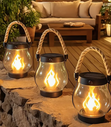 Drie brandende lantaarns met touwen handvat op een stenen rand voor een loungehoek op het terras 1