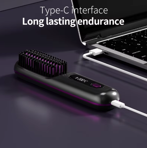 Zwarte stylingborstel die via een usb-c-kabel wordt opgeladen, met een laptop ernaast op een donkere ondergrond. 6