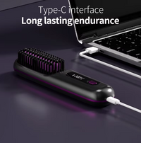 Zwarte stylingborstel die via een usb-c-kabel wordt opgeladen, met een laptop ernaast op een donkere ondergrond. 6
