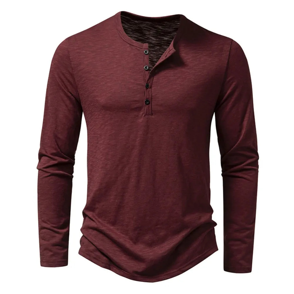 Bordeauxrood Henley-shirt met lange mouwen en knoopsluiting, recht van voren gefotografeerd. 14