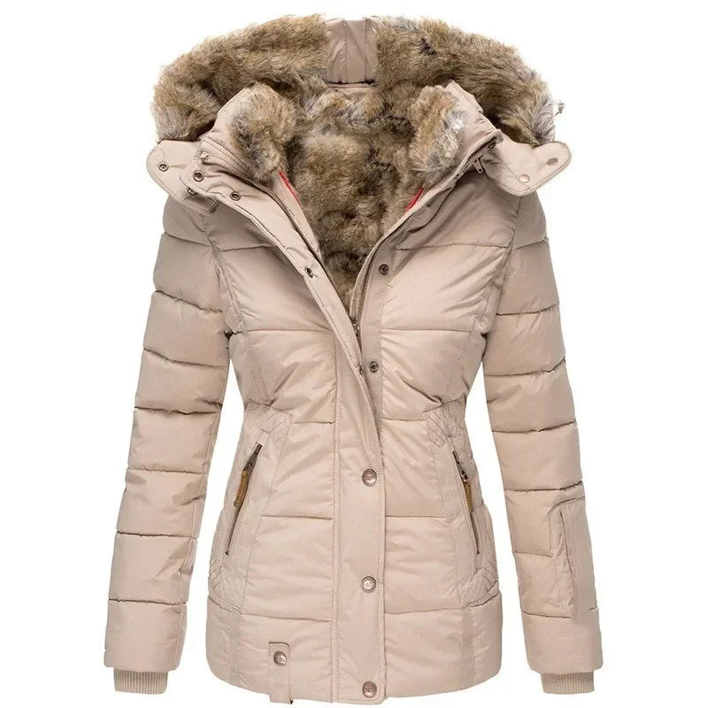 Beige gewatteerde parka met capuchon die van binnen en langs de rand met nepbont is gevoerd, voorkant met drukknopen. 9