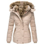 Beige gewatteerde parka met capuchon die van binnen en langs de rand met nepbont is gevoerd, voorkant met drukknopen. 9