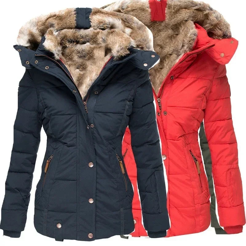 Twee parka's naast elkaar, een donkerblauwe en een rode, beide met bontgevoerde capuchon en gewatteerde stof. 2