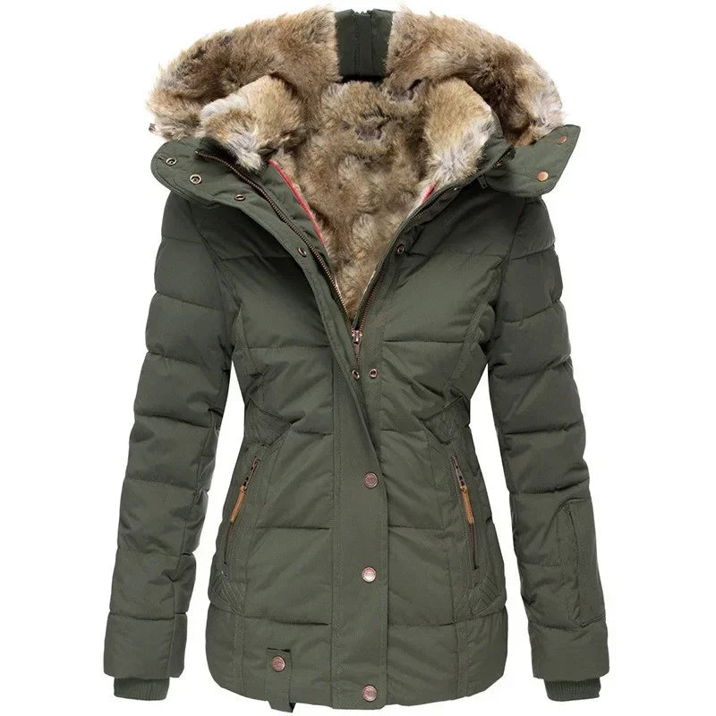 Legergroene gewatteerde parka in militaire stijl, voorkant met geopende kraag, nepbont in de capuchon en zakken met leren treklipjes. 12