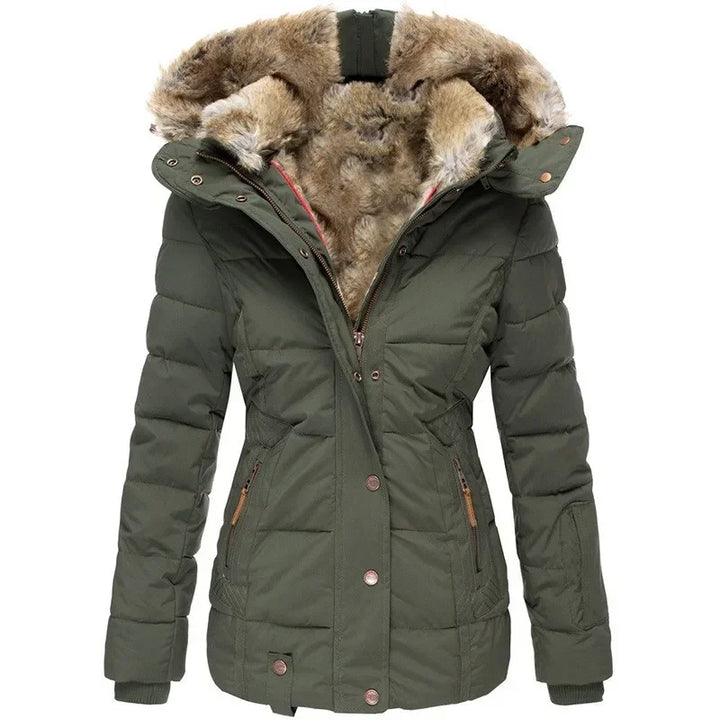 Legergroene gewatteerde parka in militaire stijl, voorkant met geopende kraag, nepbont in de capuchon en zakken met leren treklipjes. 12