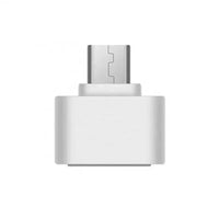 Wit OTG-verloopstuk met micro-USB-connector aan de bovenkant en USB-aansluiting aan de onderkant, op wit 7