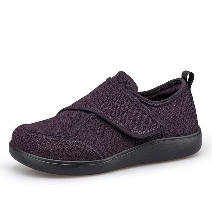 Donkerpaarse mesh schoen met zwarte zool en klittenbandsluiting, schuin van opzij gezien 9