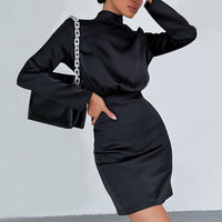 Loïs Satin Kleid | Mit wunderschöner Schleife und offenem Rücken