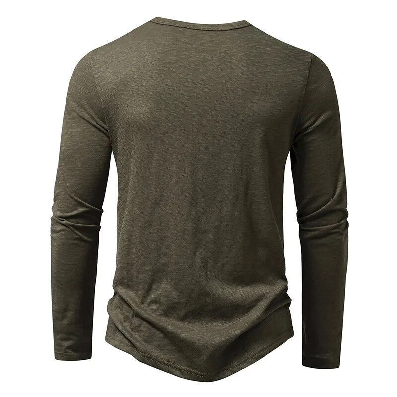 Achterkant van het olijfgroene Henley-shirt met lange mouwen, met een effen rug en ronde halslijn. 6
