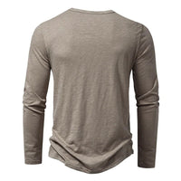 Achterkant van het taupe Henley-shirt met lange mouwen, met een effen rug en ronde halslijn. 3