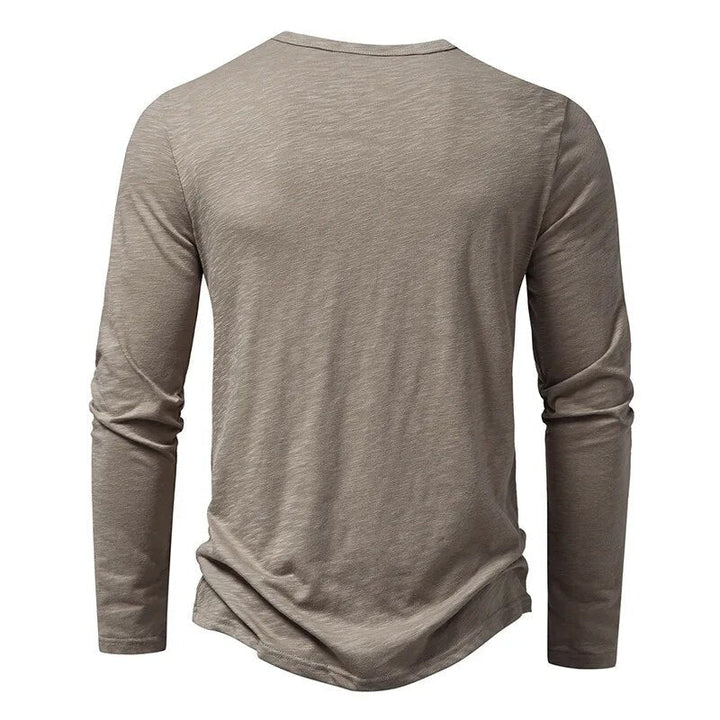 Achterkant van het taupe Henley-shirt met lange mouwen, met een effen rug en ronde halslijn. 3