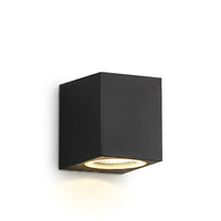 Zwarte kubusvormige wandlamp met enkele lichtbundel naar beneden, vrijgesteld op een witte achtergrond 1