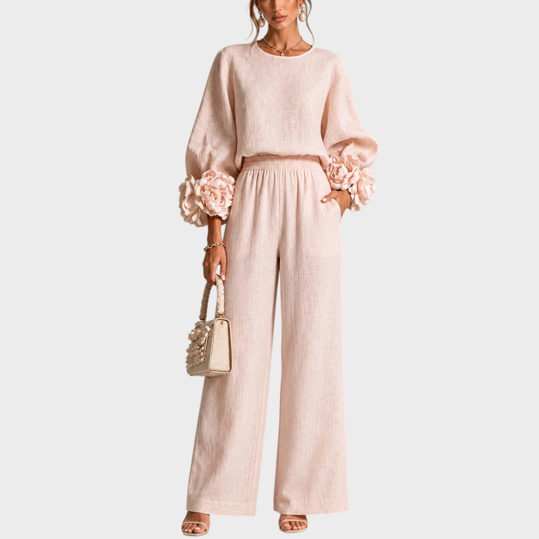Model in roze set van top met 3D-bloemen aan de mouwen en broek, vooraanzicht 1