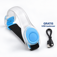 Doorzichtige led-armband met blauwe knop en zwarte elastische band, naast een zwart USB-laadsnoer 10