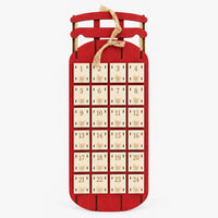 Voorkant van de rode houten sleekalender met 24 genummerde laatjes met houten knopjes, op een witte achtergrond met jutetouw bovenaan. 2