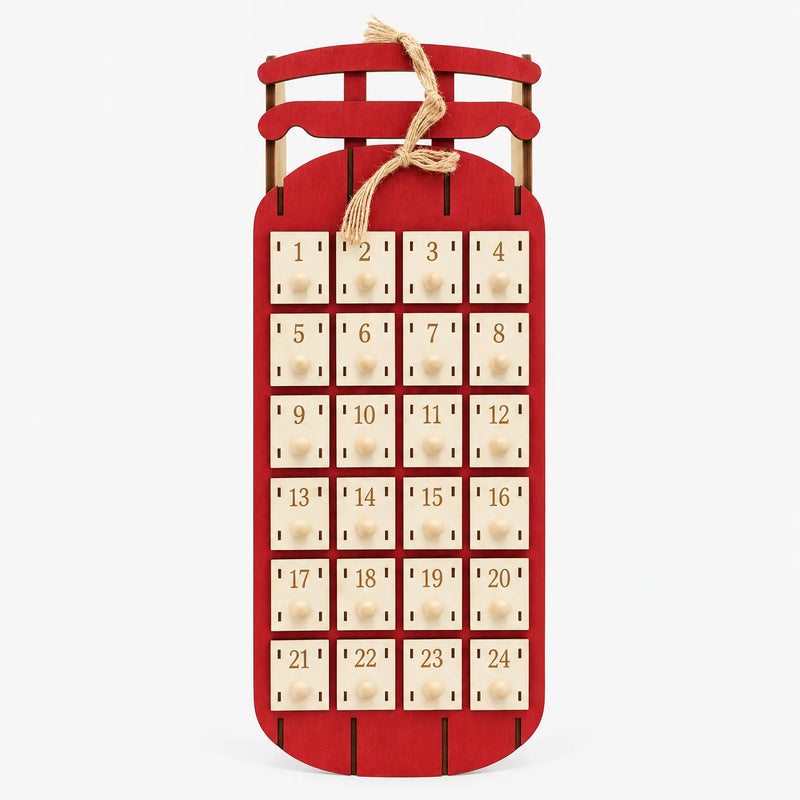 Voorkant van de rode houten sleekalender met 24 genummerde laatjes met houten knopjes, op een witte achtergrond met jutetouw bovenaan. 2