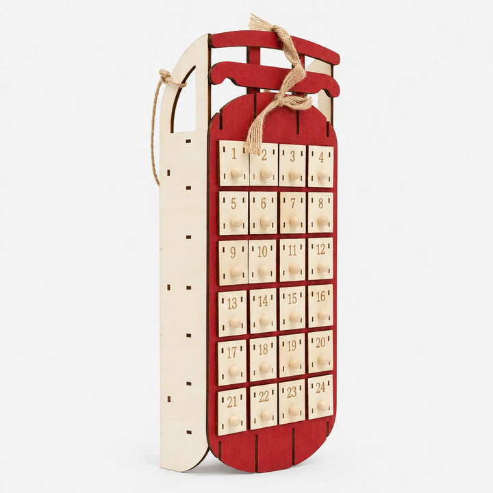 Schuin aanzicht van de rode houten sleekalender, met aan de zijkant het onbehandelde houten paneel en het jutetouw. 3