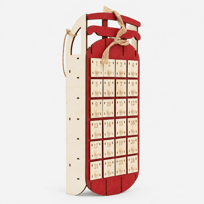Schuin aanzicht van de rode houten sleekalender, met aan de zijkant het onbehandelde houten paneel en het jutetouw. 3