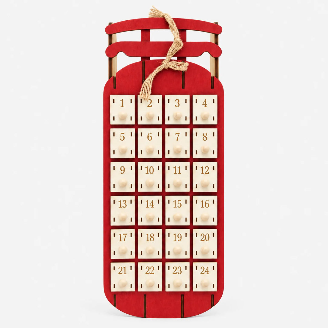 Rode houten sleekalender van voren, met 24 genummerde laatjes, houten knopjes en een strik van jutetouw, op een witte achtergrond. 5