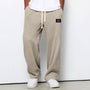Voorkant van de wafelgebreide broek in beige, gedragen met wit shirt en witte sneakers, met zicht op het wafelpatroon. 6
