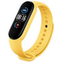 Activity tracker met zwart scherm en gele siliconen band, schuin van voren gezien 9