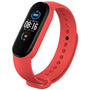 Activity tracker met zwart scherm en rode siliconen band, schuin van voren gezien 10
