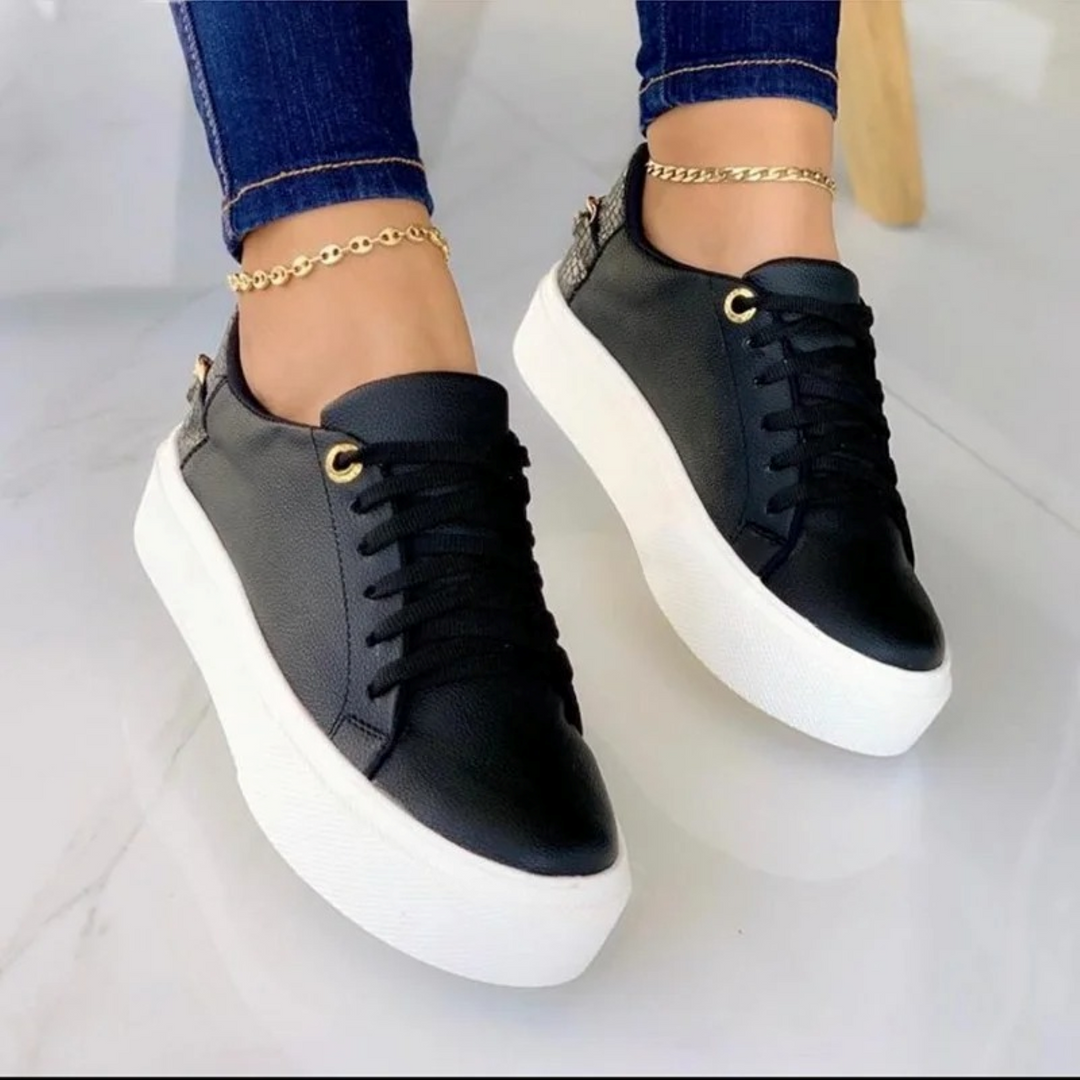 Weiße Ledersneaker mit Metallkette - ComfortStep