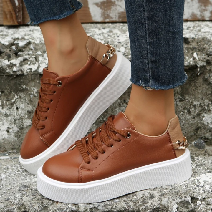 Weiße Ledersneaker mit Metallkette - ComfortStep
